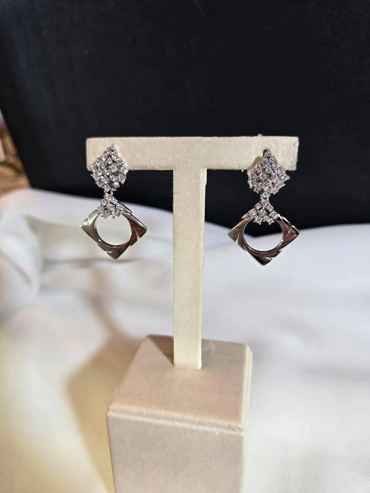 Taşlı Tasarım Küpe