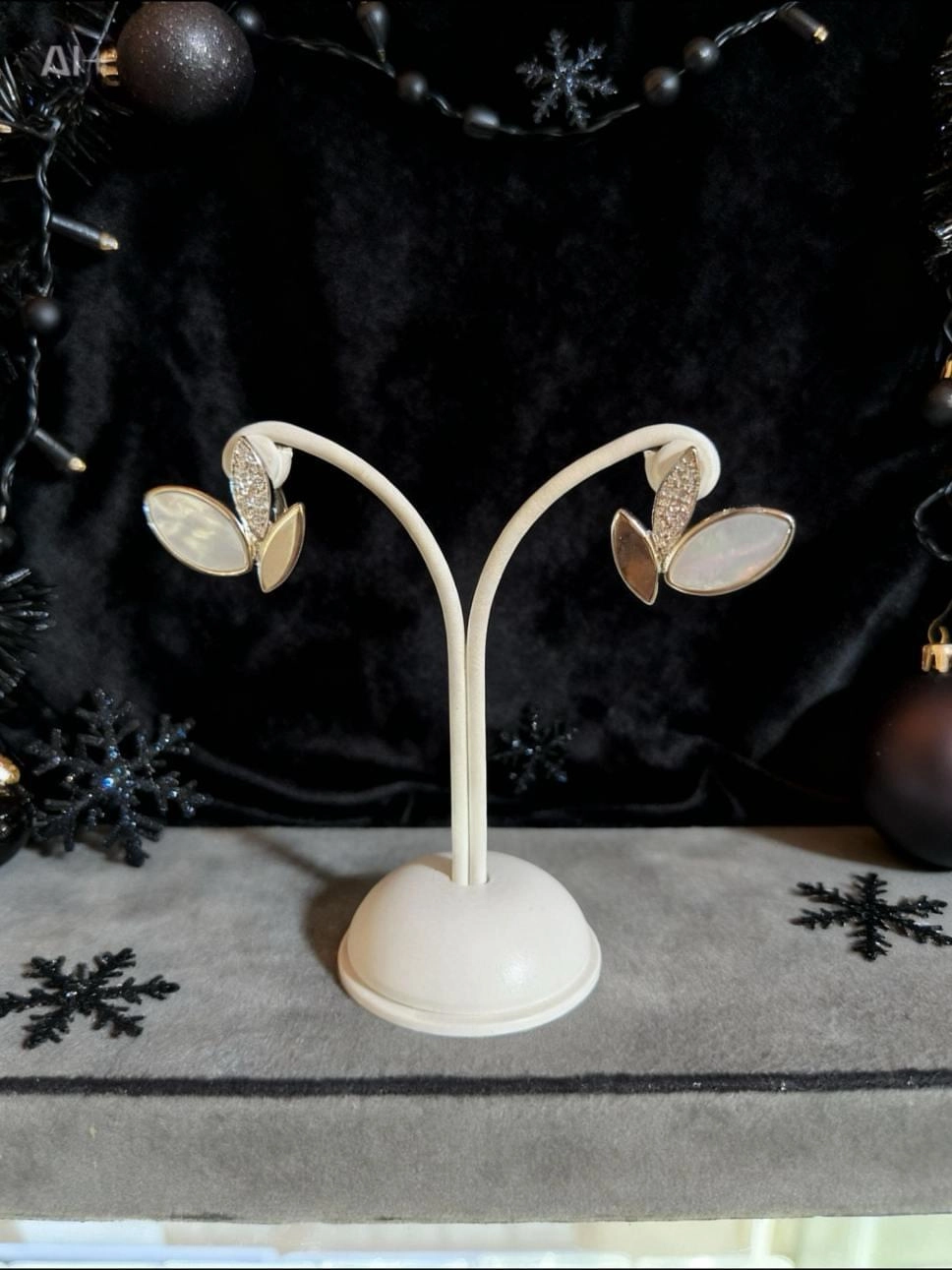 Sedef Taşlı Yaprak Küpe