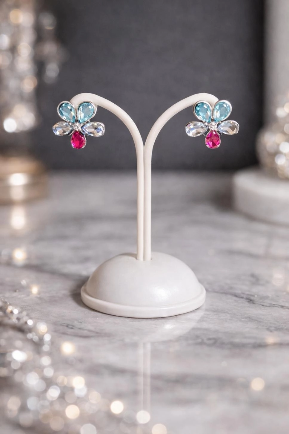 Renkli Taşlı Çiçek Desenli Küpe